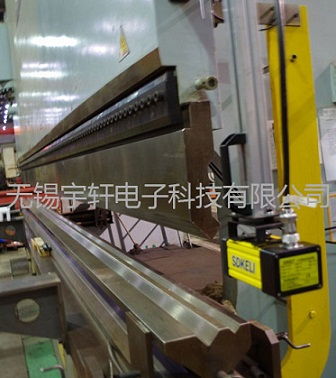 無錫宇軒電子科技成功研制BLPS型折彎機激光保護裝置，為工業安全再添利器